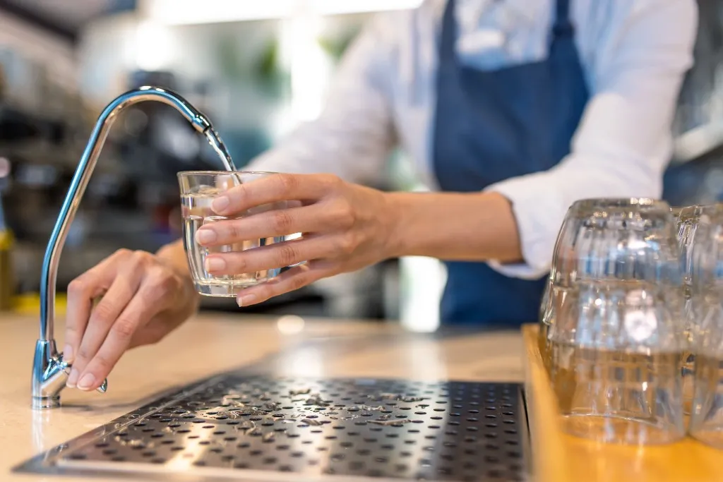 ¿Cuánta agua potable se desperdicia realmente en proyectos comerciales e industriales?